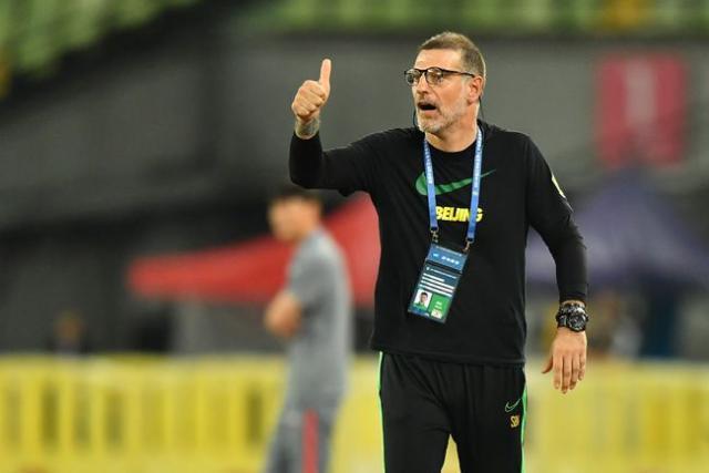 开云体育官网-比利奇夸赞队员像英雄一样战斗 称球队困难很多